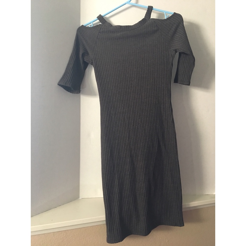 NWOT NYTT grey long sleeve shoulder cut out dress
